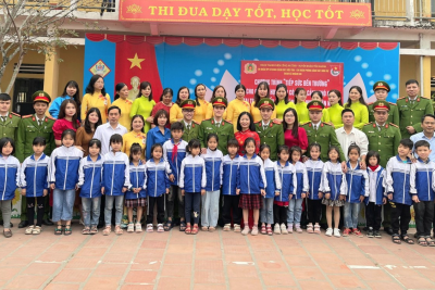 ĐOÀN VIÊN CÔNG AN TỈNH NINH BÌNH TRAO QUÀ CHO HỌC SINH NGHÈO VƯỢT KHÓ TRƯỜNG TIỂU HỌC KHÁNH AN